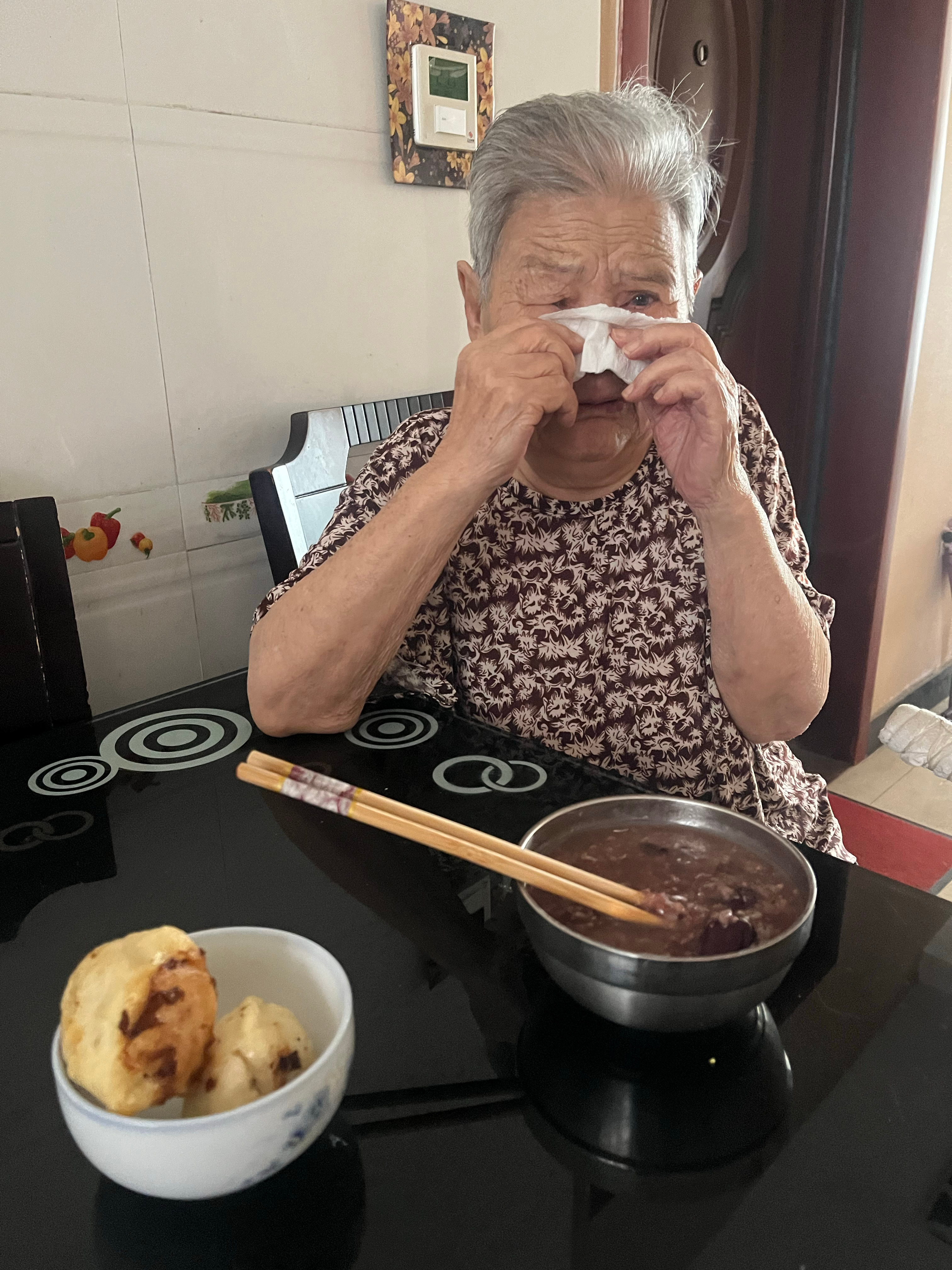 这次值班没有陪爹去过公园，一是太热了感觉离了空调就不能过；二是爹每天清早起来自己