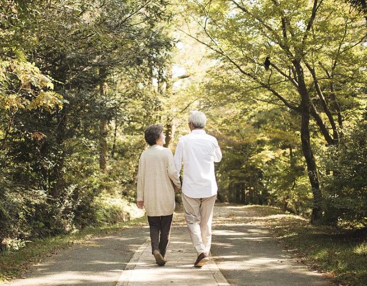 57岁大妈坚持每天晚上出门散步，一年之后，医院检查结果惊呆众人

“你们知道吗？