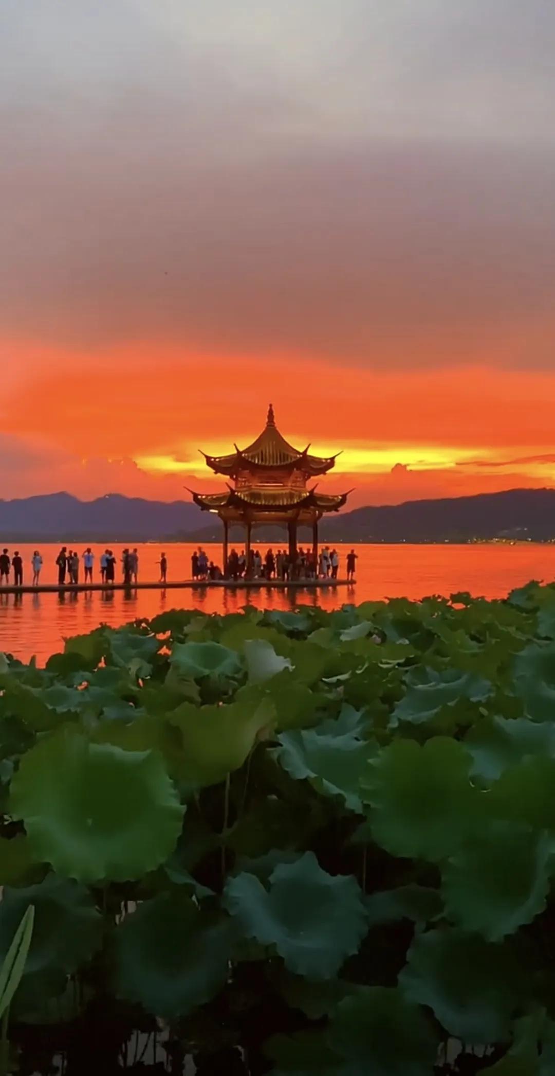 回忆是黄昏美景，即刻消失；幻想是无月夜晚，黑暗无光；理念是日正当午，阳光灿烂；实