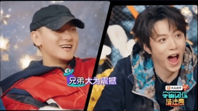 黄子韬刘耀文笑着看王鹤棣撒娇王鹤棣为了红包撒娇 节目里，黄晓明表示没孩子的发红包