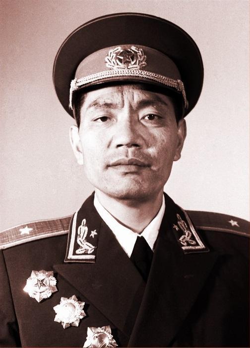 1959年将军回乡探亲，正好撞上哥哥带全家外出要饭，当地官员却个个吃的油光满面，