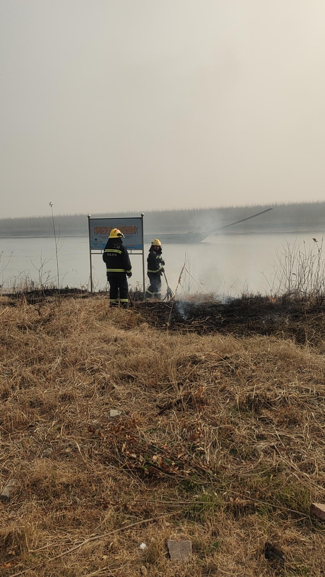 公园外围纵火，导致大片杆枯芦苇燃烧。火光冲天，浓烟滚滚，甚是吓人！五分钟后，消防