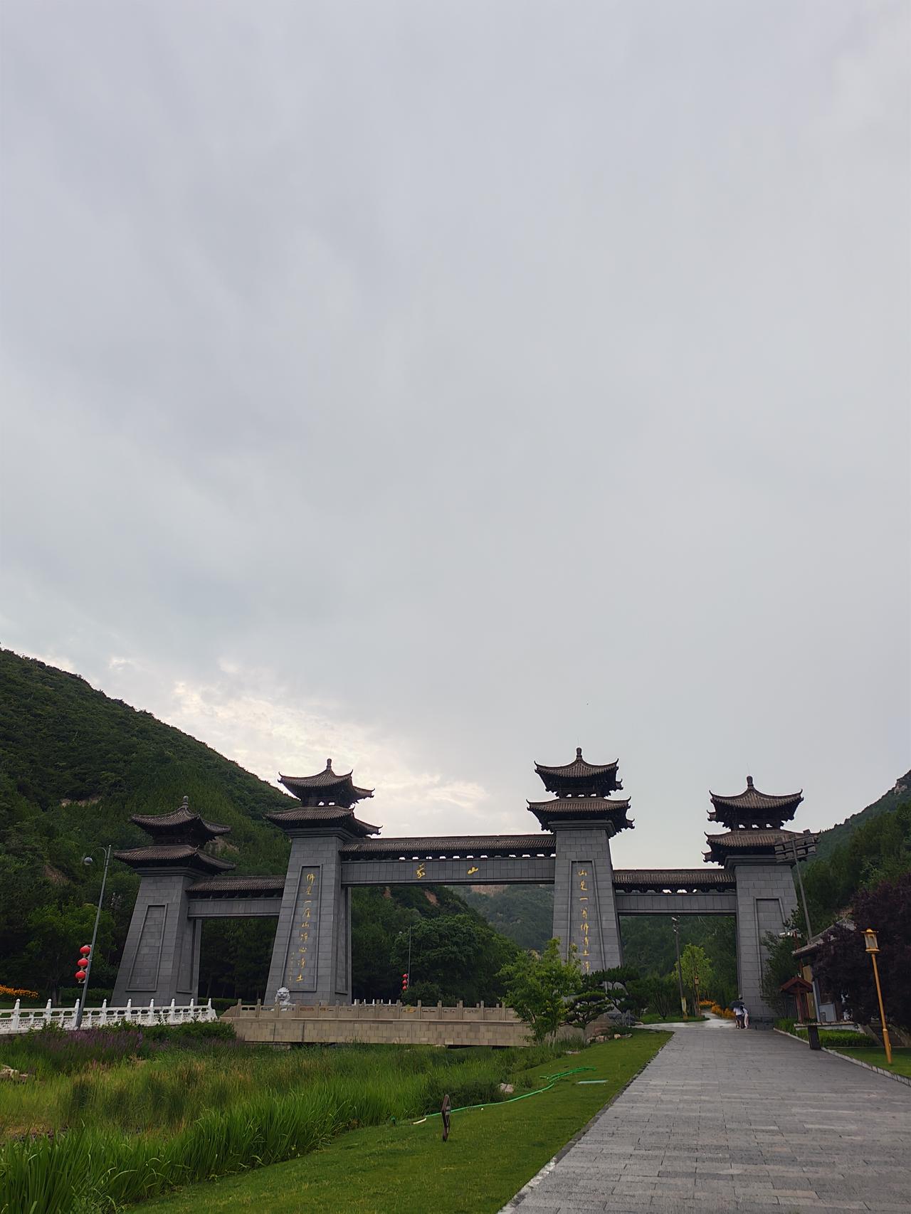 太原，阴雨中的蒙山，阴沉沉雨蒙蒙，别有一番景致。