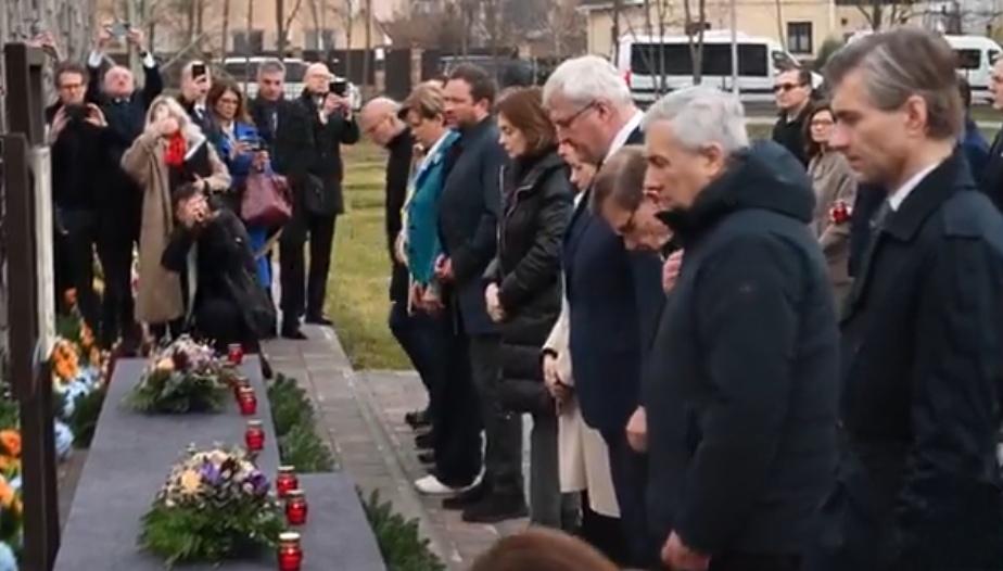 欧盟高级外交官在俄罗斯军队屠杀布查四周年之际访问布查
"或许，在布查，我们比在其