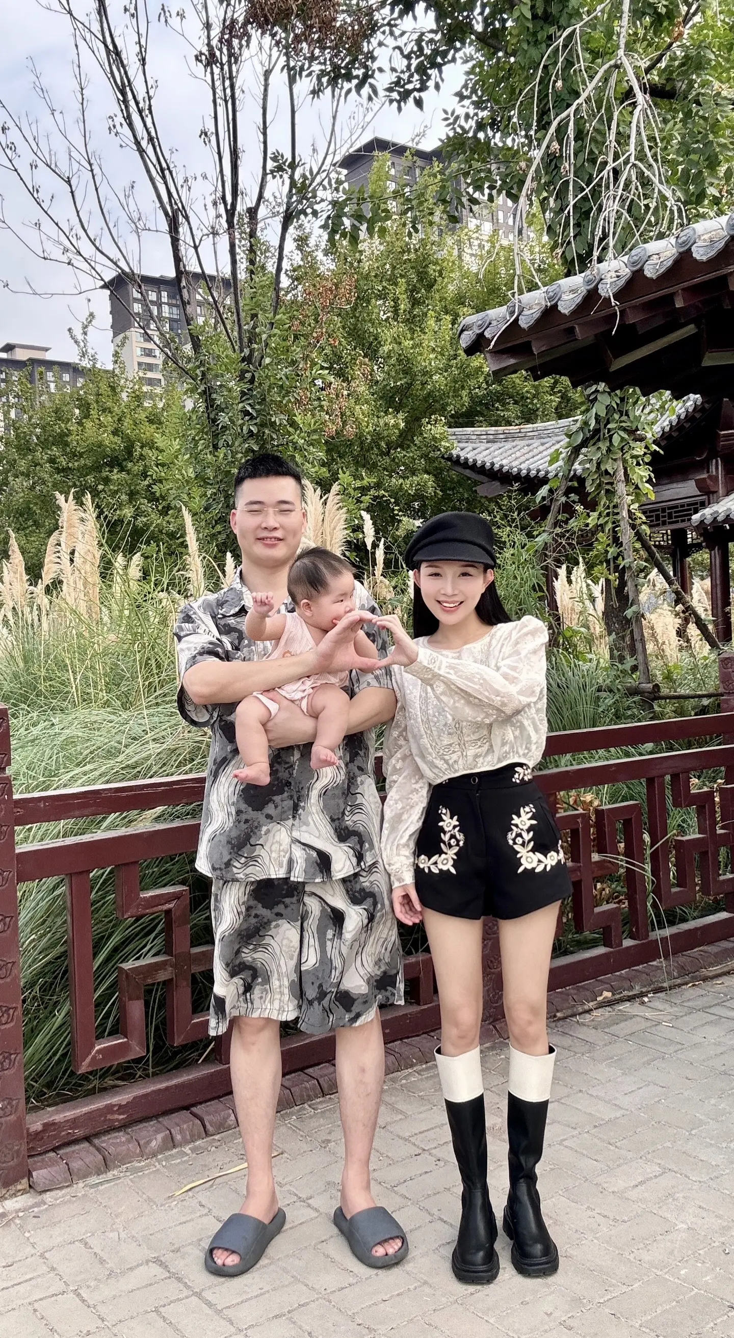 生了女儿总是会有人说：再要一个给孩子留个伴，孩子至少得要俩，不要嫌压力...