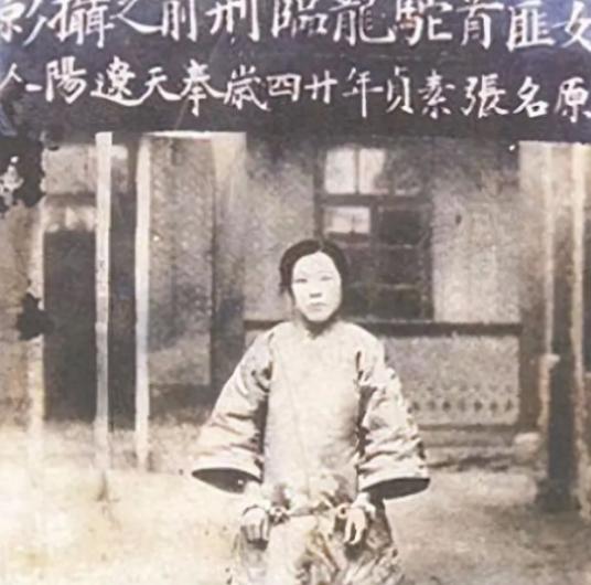 1925年，24岁的青楼女子张素贞，正在和往常一样接客。但正当她开始宽衣解带时，