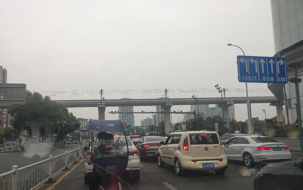 🌺分享城市新鲜事
大清早，早高峰的车流中一辆电动车特别醒目。
没走人行道，也没
