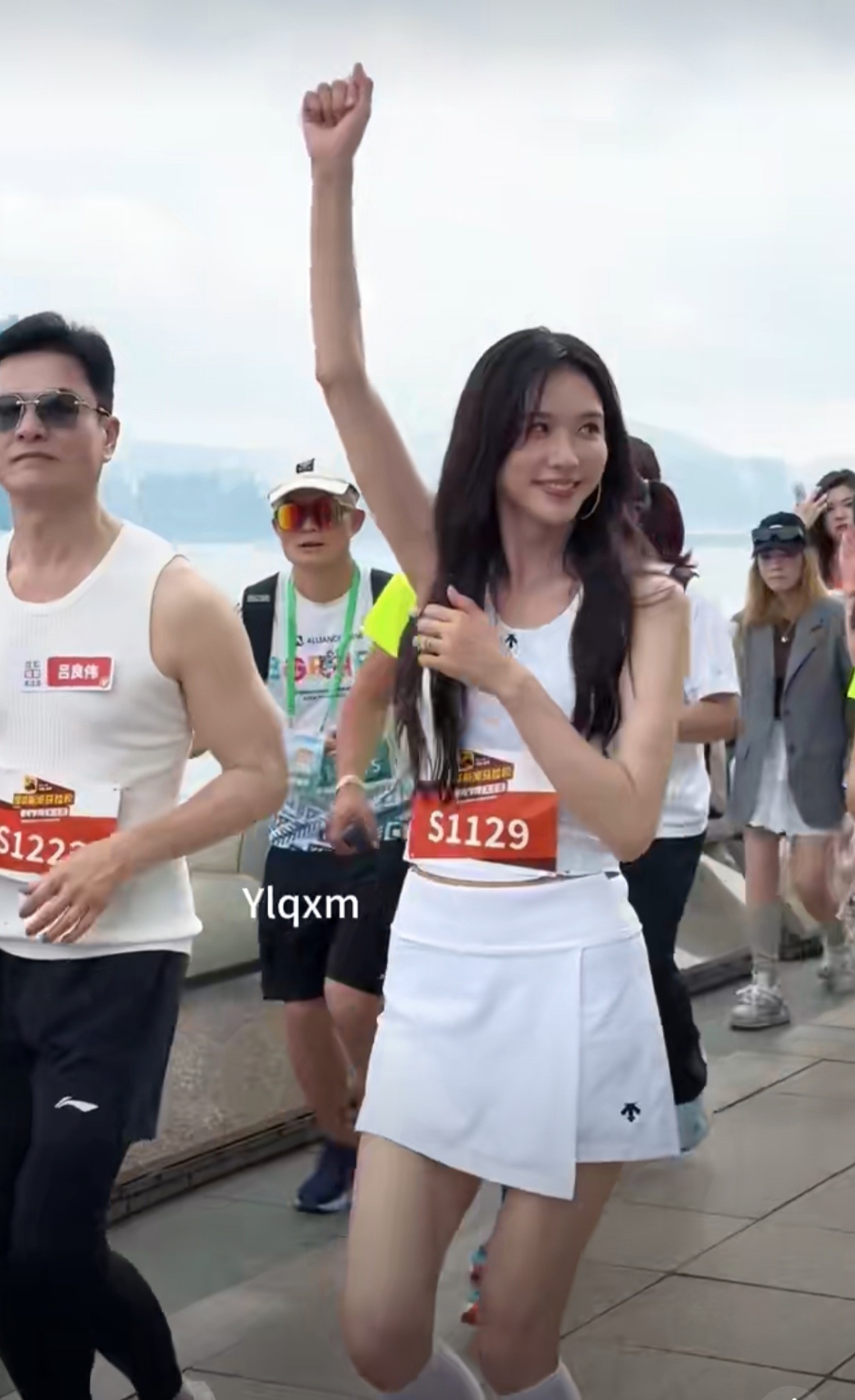 汗水也掩盖不住的光芒！即便在激烈的赛程中，志玲姐姐依然保持着从容与优雅，成为赛道