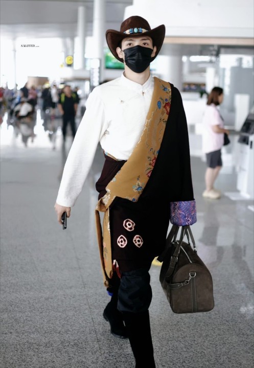 娱乐[超话]罗一舟穿藏族服饰走机场罗一舟藏族服饰机场路透罗一舟穿藏族服饰走机场 