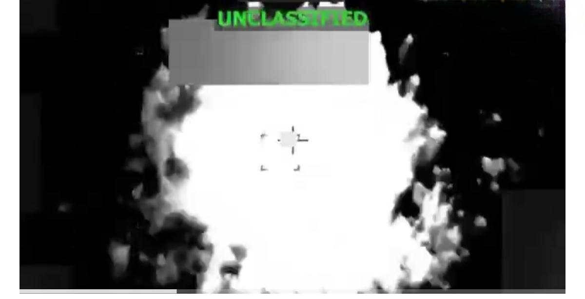 美国国防部发布了其对加勒比海一艘“贩毒”船只进行第17次打击的视频。此次打击造成