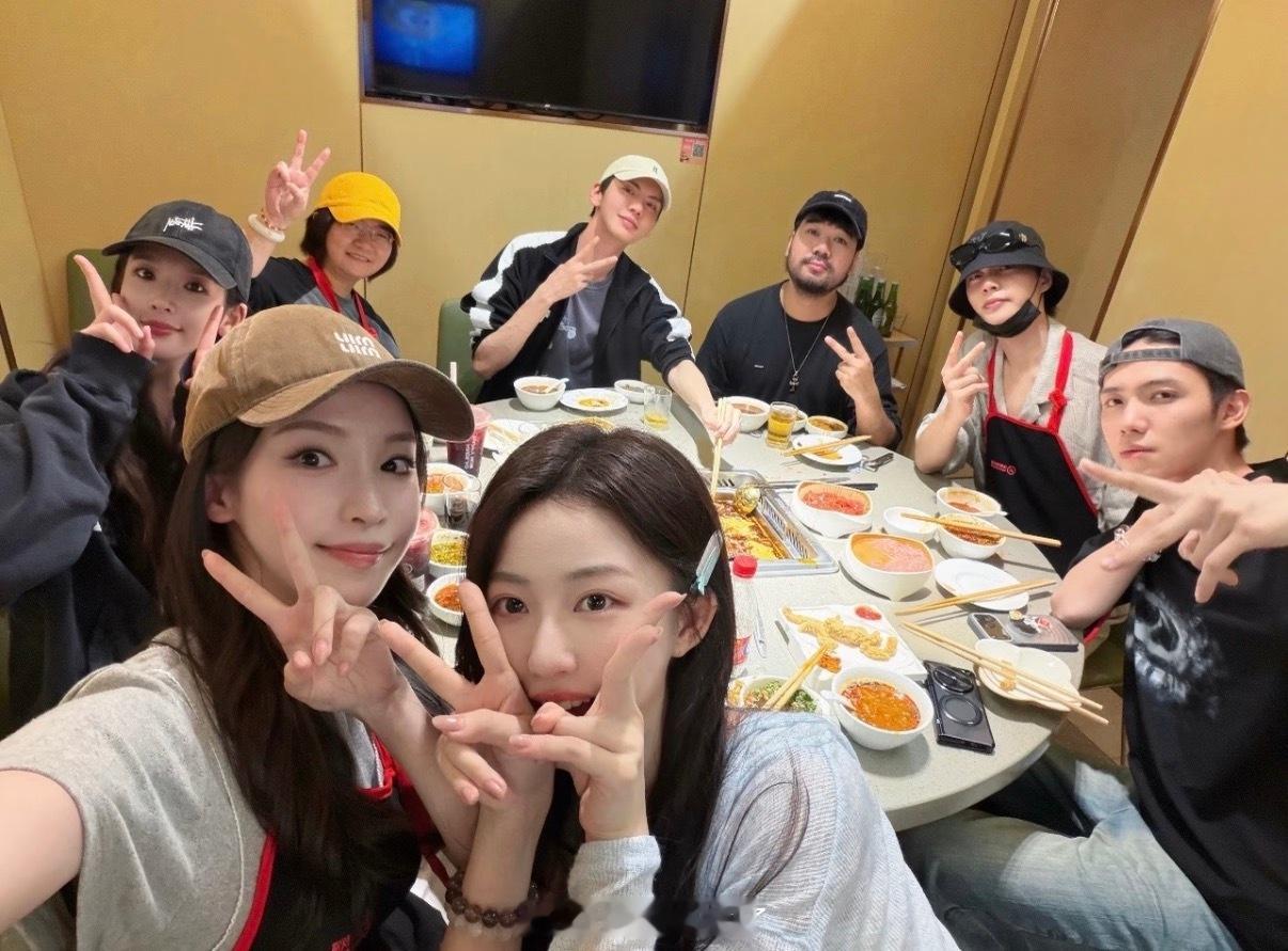 毕雯珺、柯淳《黎明前他会归来》杀青聚餐 