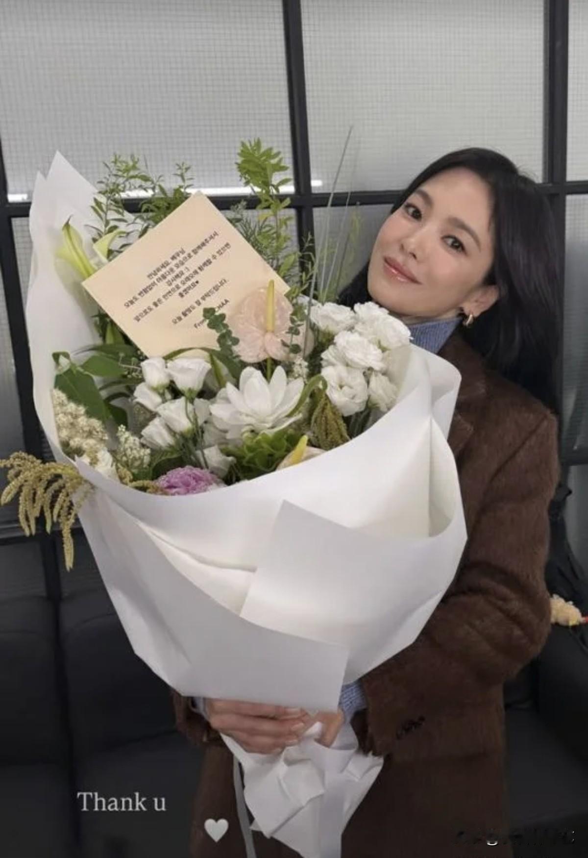 14日，演员宋慧乔在Instagram上传了照片。公开的照片中，宋慧乔手捧一大束