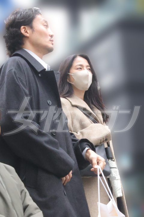 长泽雅美夫妇首次同框。近日，日媒《女性SEVEN》在银座独家拍到了长泽雅美与丈夫