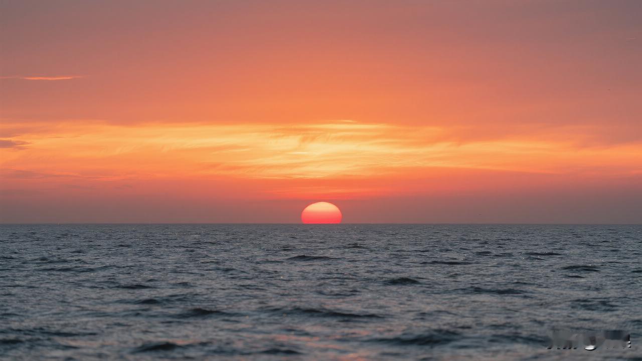 下联：东海看日出

赏析：这幅对联的下联“东海看日出”与上联“西山观月落”相映成