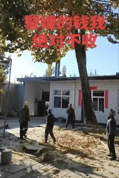 近日，一山东吊车师傅帮人吊树，完工后主人准备给800元工钱，不料，当他准备接钱的