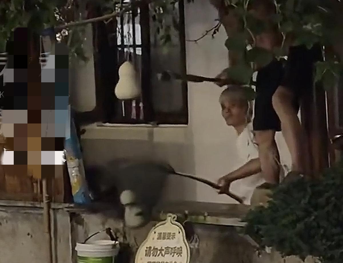 从“治愈”到“致郁”，绍兴“葫芦娃爷爷”亲手剪掉了7个葫芦。网红打卡，又一次逼停