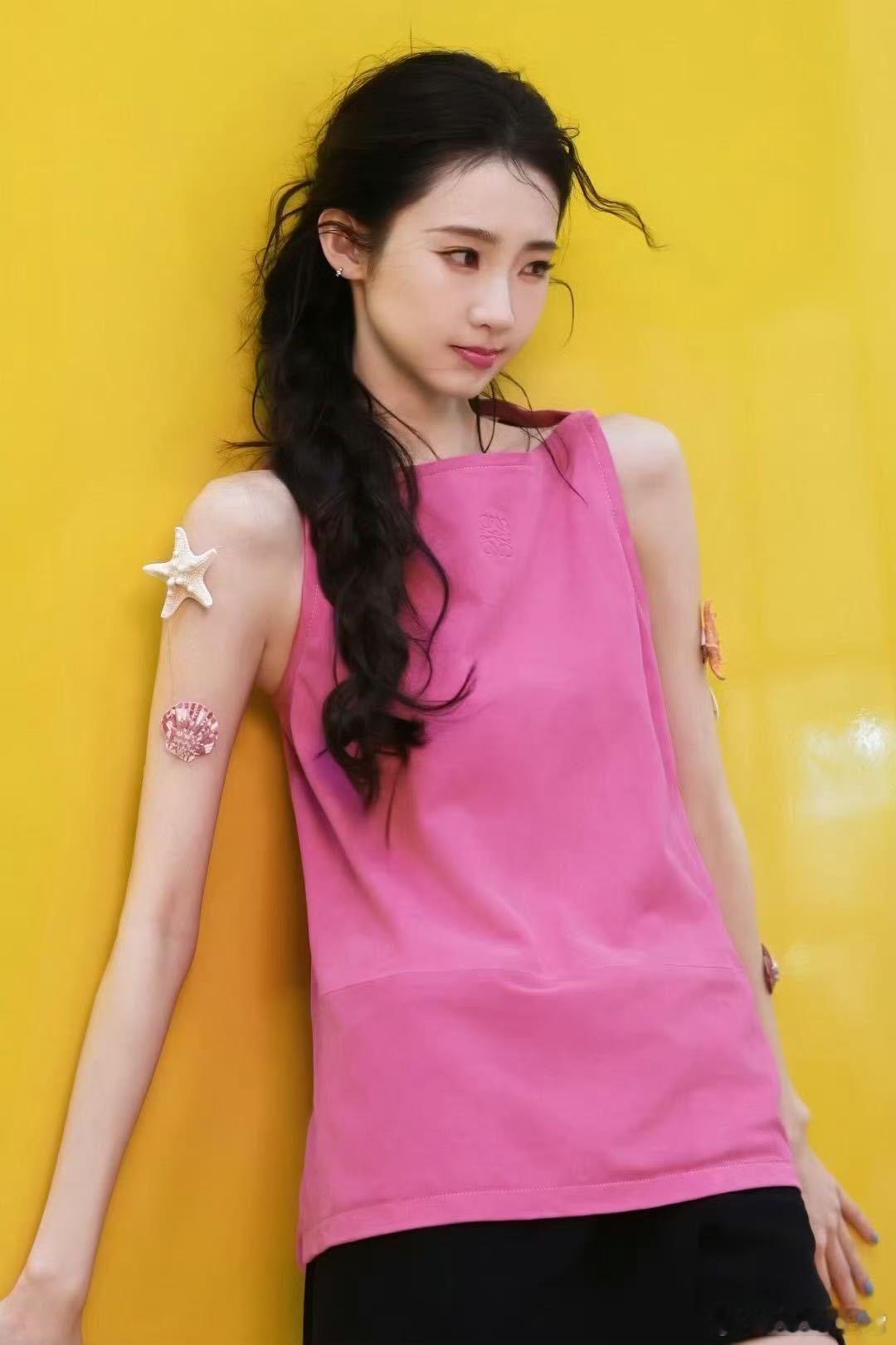 张艺凡向涵之亲了杂志拍摄现场也太有惊喜感了，张艺凡一个搂脸亲吻的动作，直接把氛围