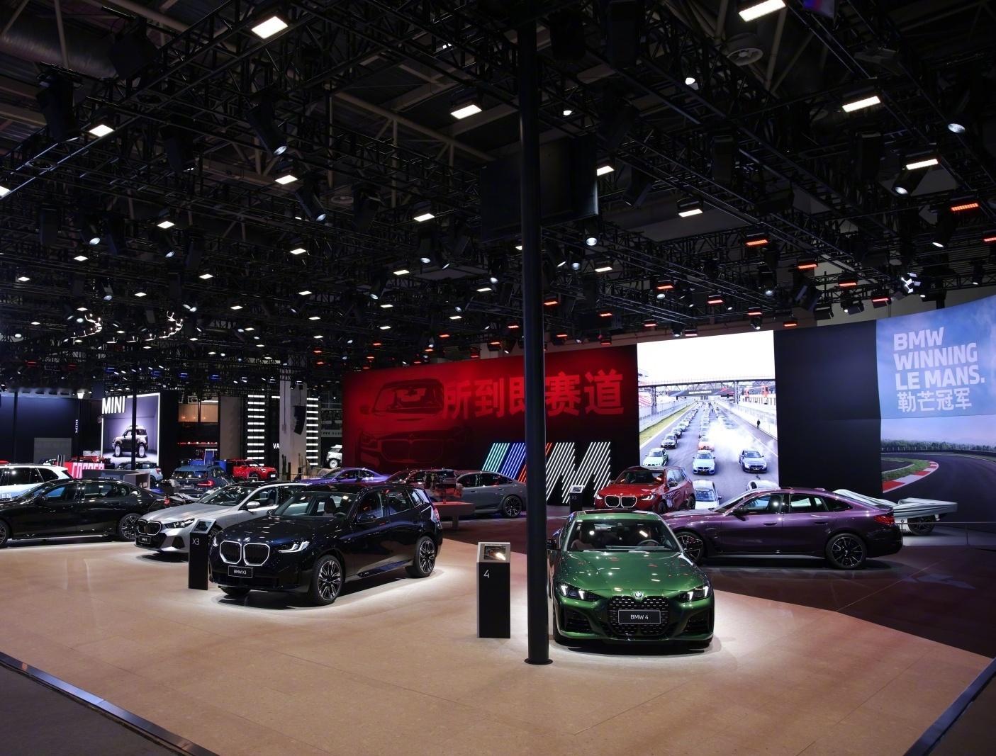 本次车展展台的人气焦点，毫无悬念落在全新长轴距纯电SUV身上。作为传统豪门对智能