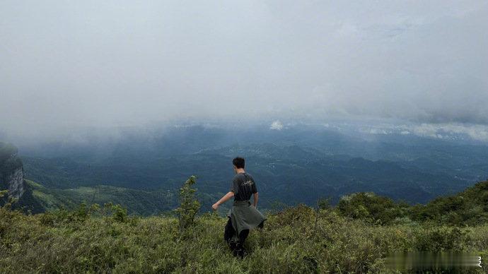 张彬彬在山顶拍出了电脑壁纸 山顶的风一定很懂的帅吧，随手一拍都是电脑壁纸级别的大