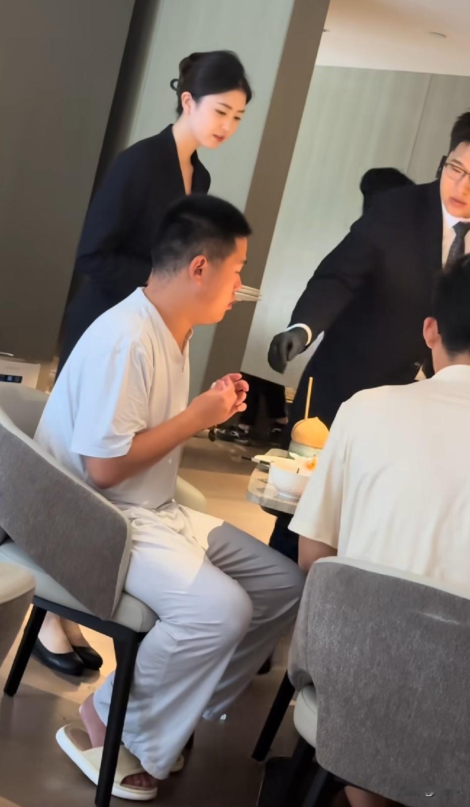 高端餐厅的服务员都很漂亮