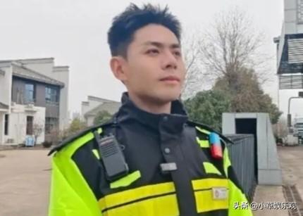 马鞍山这个192的收费小哥，最近让不少司机都跑错了高速口。

许智浩，00后，往