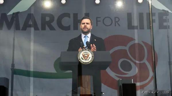 副总统万斯赞扬特朗普结束允许自由堕胎的“司法统治暴政”的努力，同时自我夸奖

在