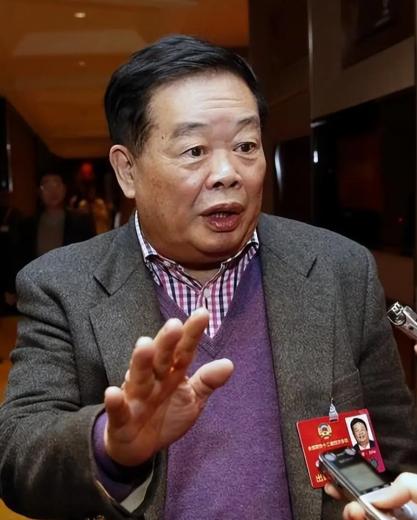 2001年，大领导找曹德旺借7500万，说用市里3个收费站5年的经营权抵债，可曹