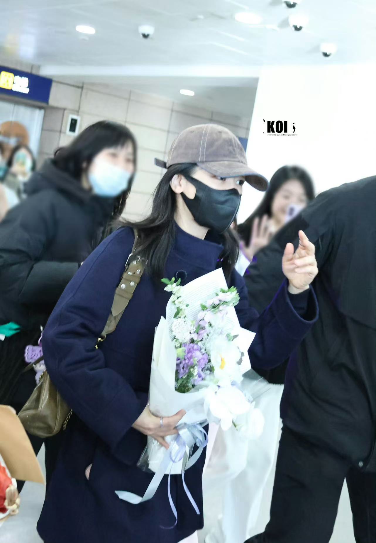 杨紫时装周回国路透杨紫看秀回国路透杨紫时装周回国路透，好美，特别好 