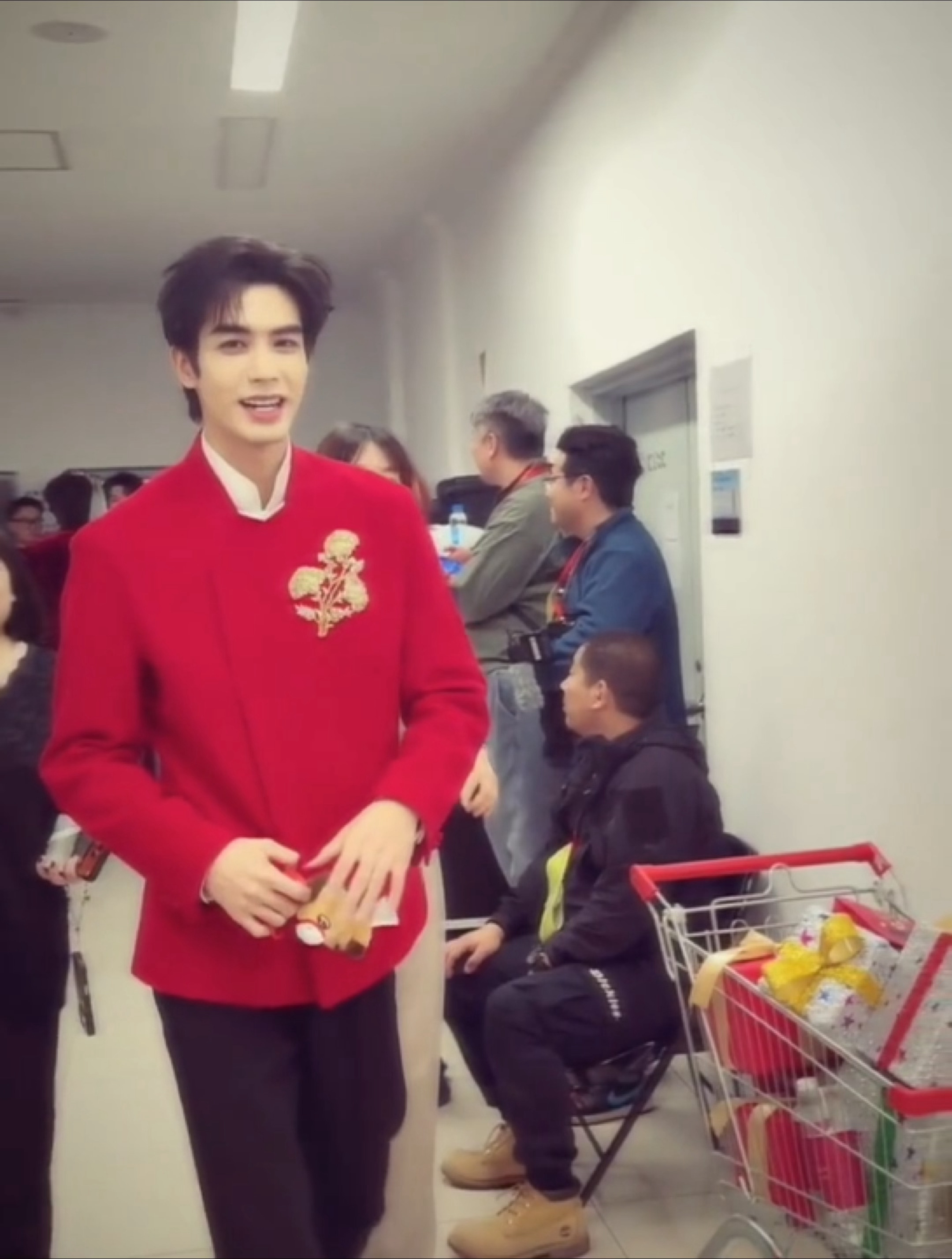 宋威龙春晚后台路透照 宋威龙春晚后台 好耀眼的红衣大帅哥 期待宋威龙的春晚舞台 