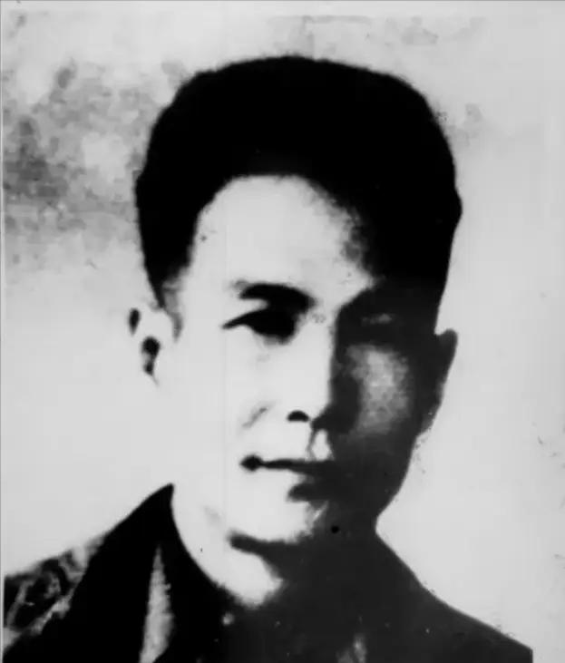 1948年，狱医刘石人到女牢诊病，刚到门口，一女犯突然趔趄摔倒在他身上，并迅速塞