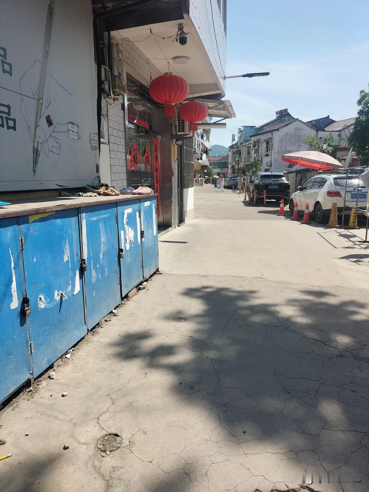 今天天气真热。阳光都刺眼，赶紧买菜，不然孩子回来吃饭来不及。