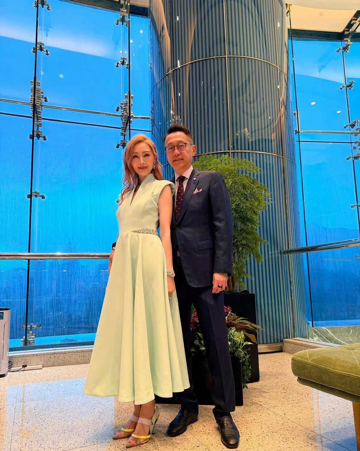 56岁的“最美港姐”李嘉欣卡点营业，端午节晒出与丈夫许晋亨的合照，她身着浅绿礼裙