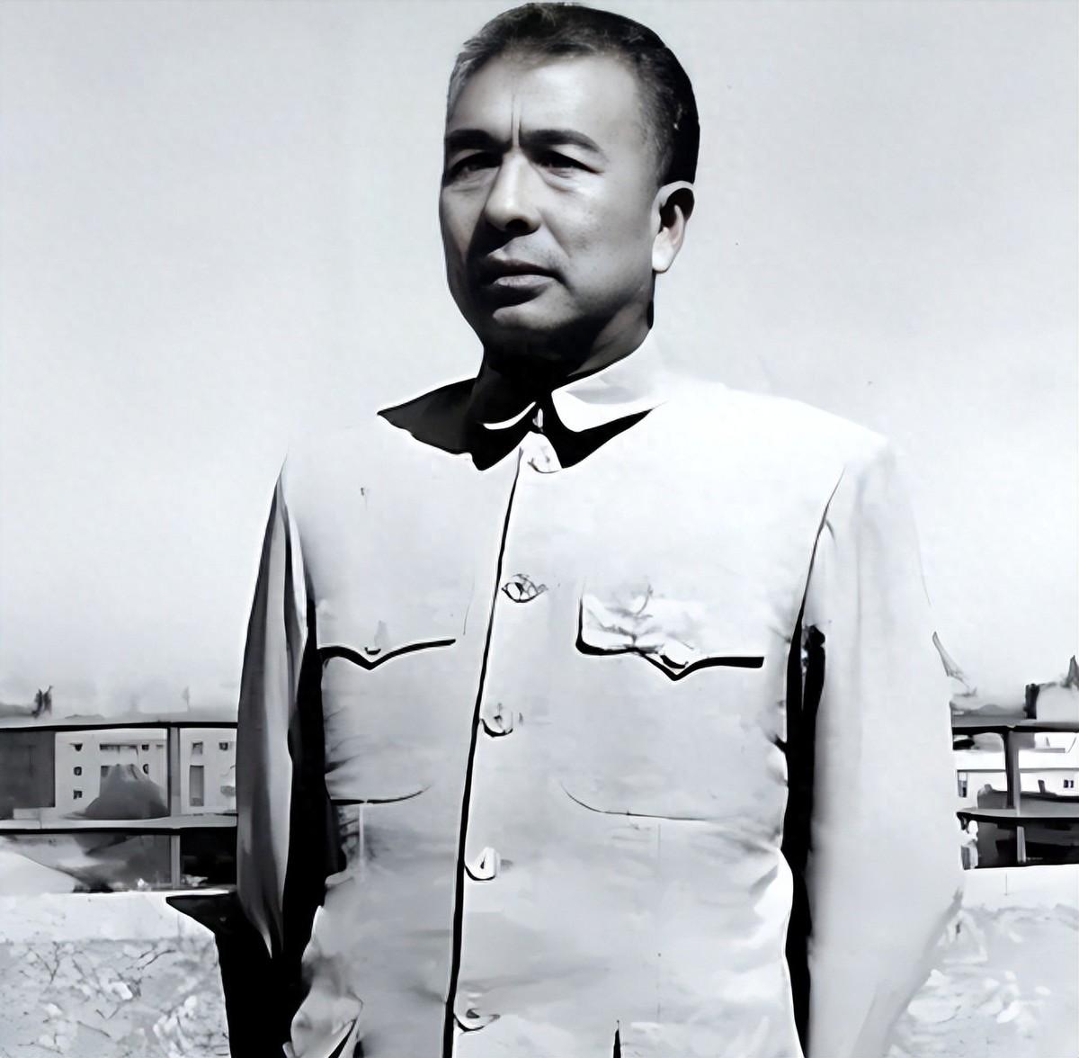 1959年，广东省委书记陶铸见到女飞行员施丽霞，一言不发扭头就走
【1959年7
