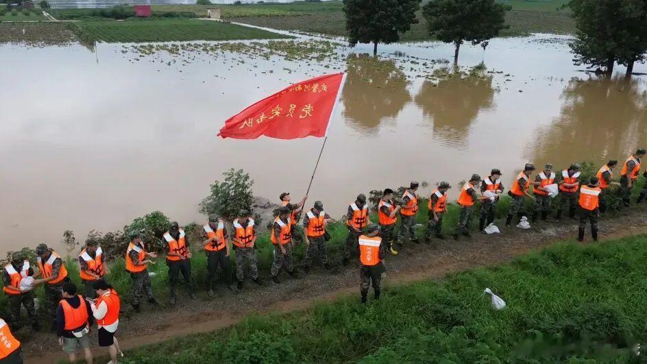 中原劲旅烽火问鼎计划热点观点  直击“白海豚”河南郏县抢险一线，平顶山支队官兵紧