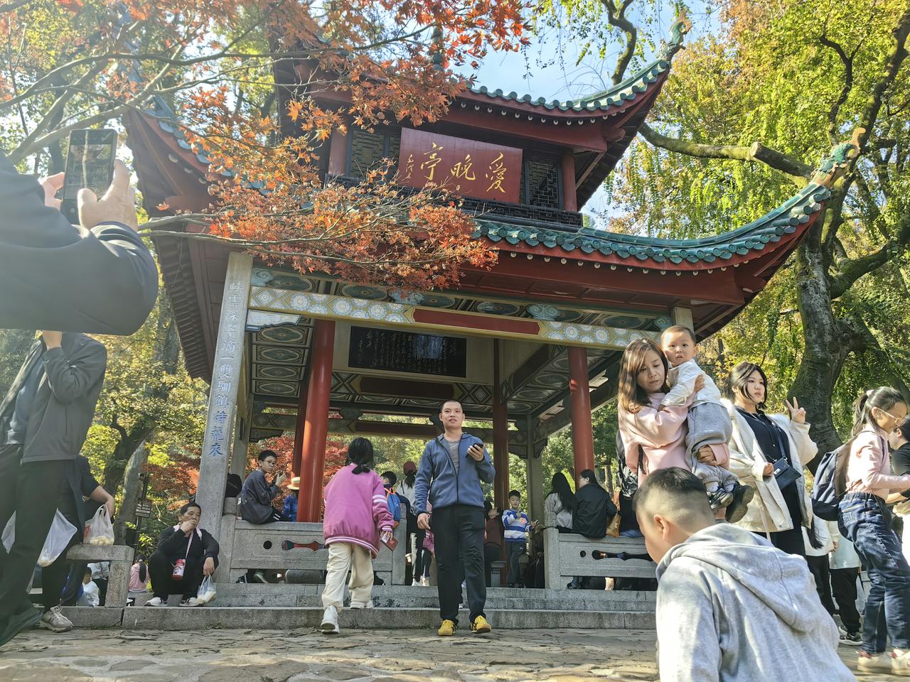 我对此“不止喜欢”，我听见了石阶与脚步的千年回响。岳麓书院的门槛上，朱熹的辩难声