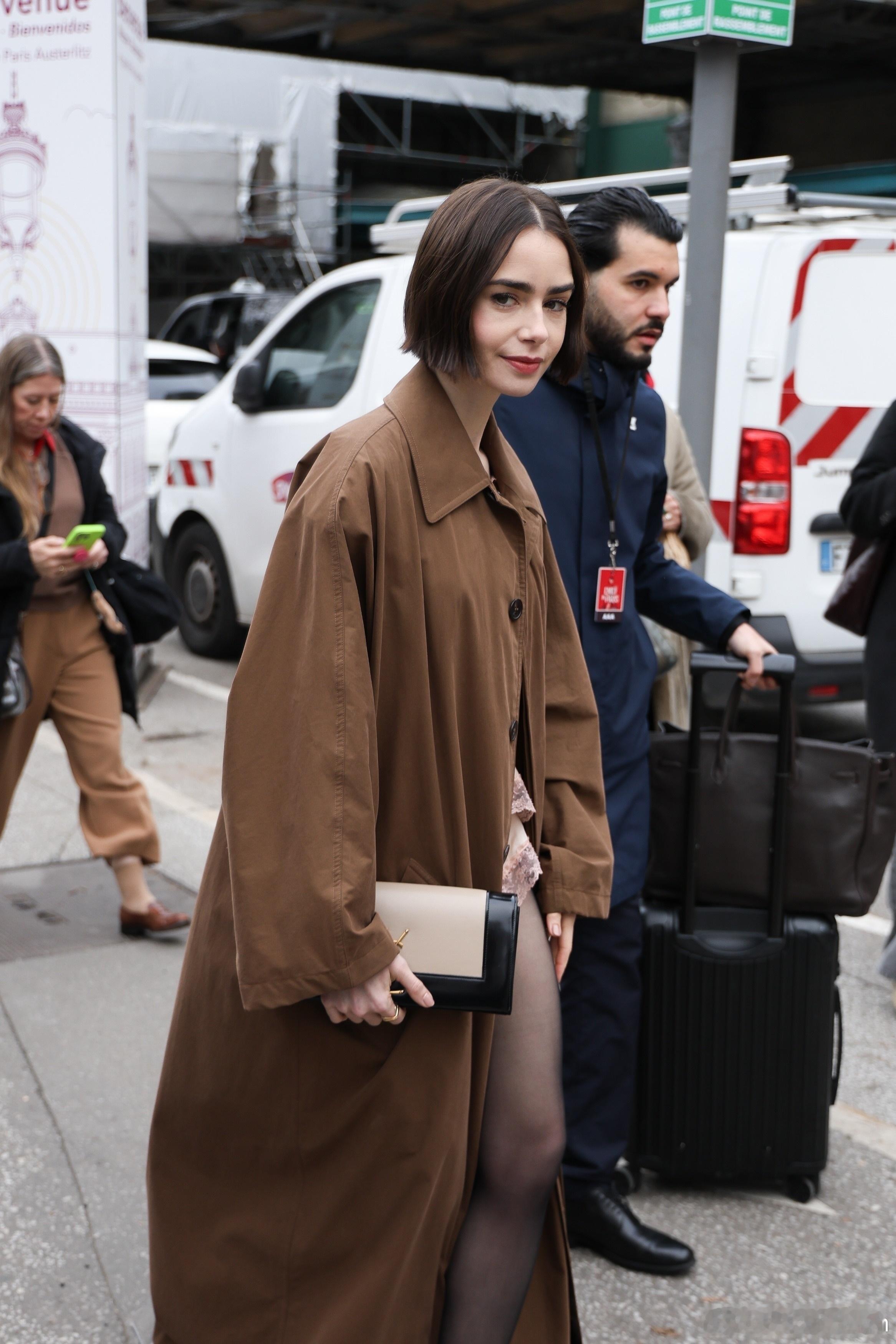 Lily collins莉莉柯林斯搭乘东方快车抵达巴黎的奥斯特里茨站，准备继续为