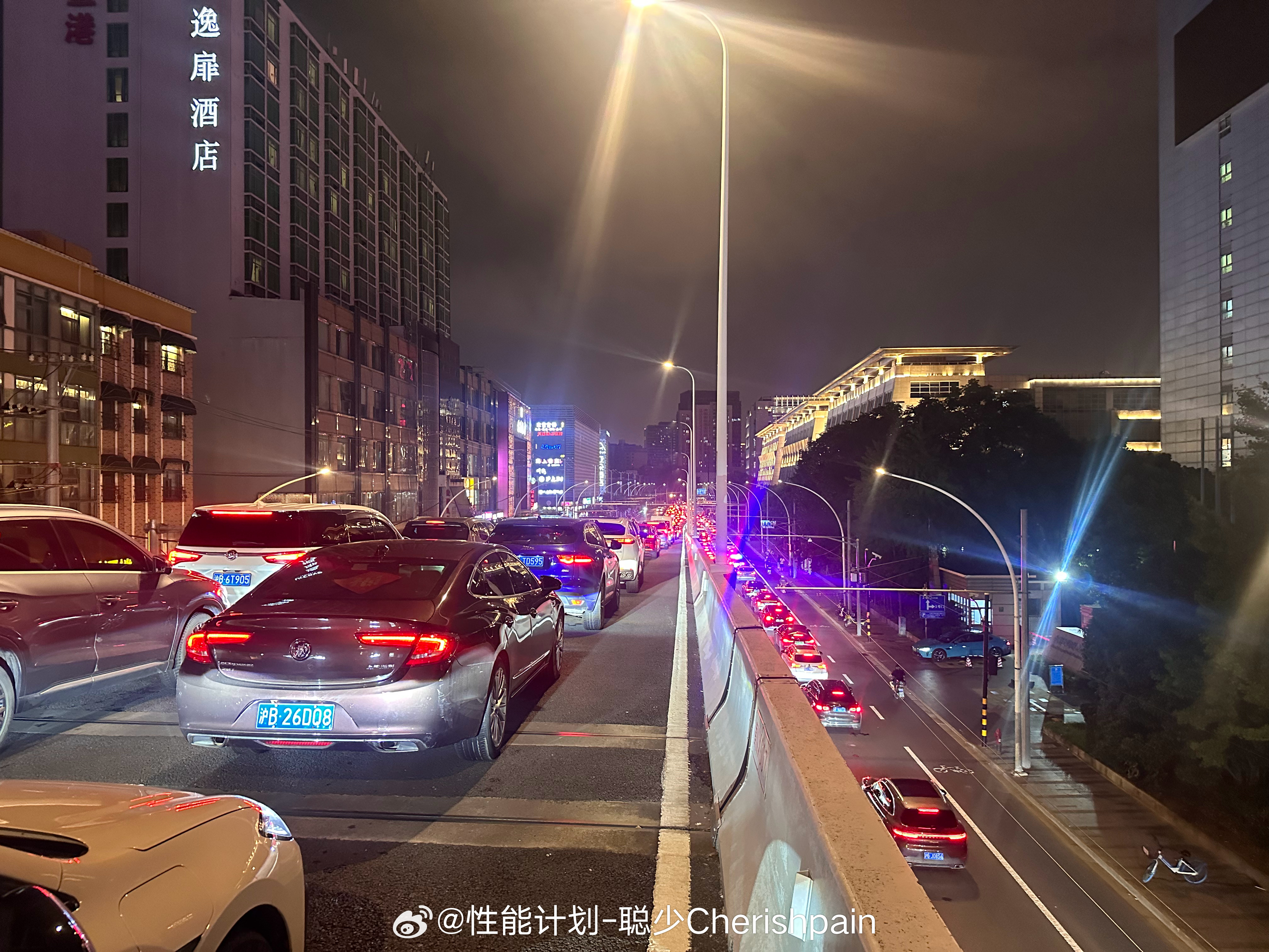 有点小霉，看完发布会打车回公司，堵在公司门口高架上了[泪奔] ​​​