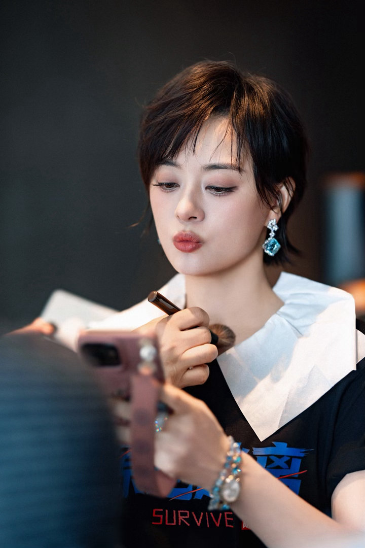 孙俪美回甄嬛时期随便一件短袖都穿出独特气场，不用华丽礼服衬托，松弛感拉满，举手投