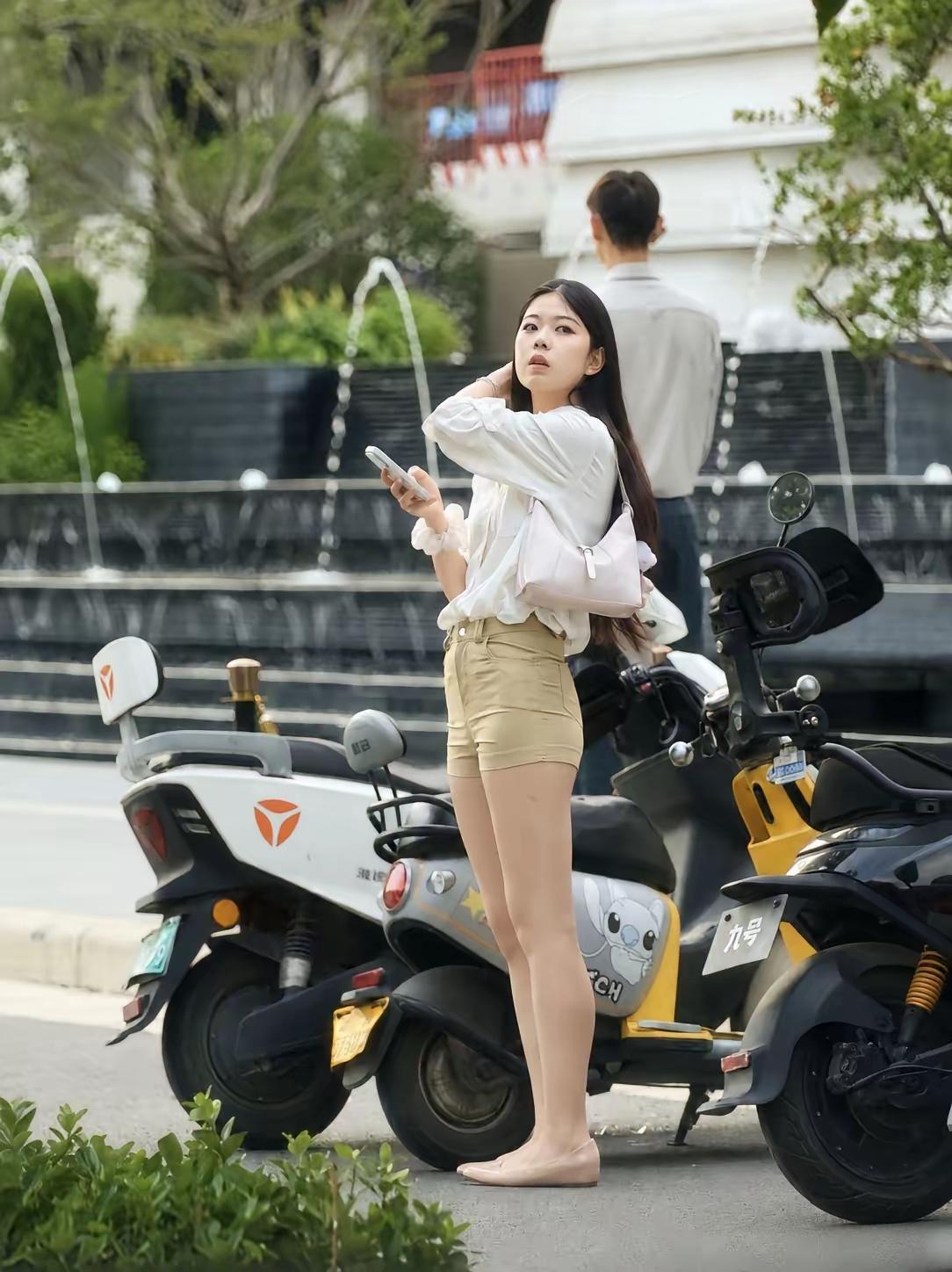 有一种美叫自信。
有一种富叫电动。
有一种距离叫背对背。