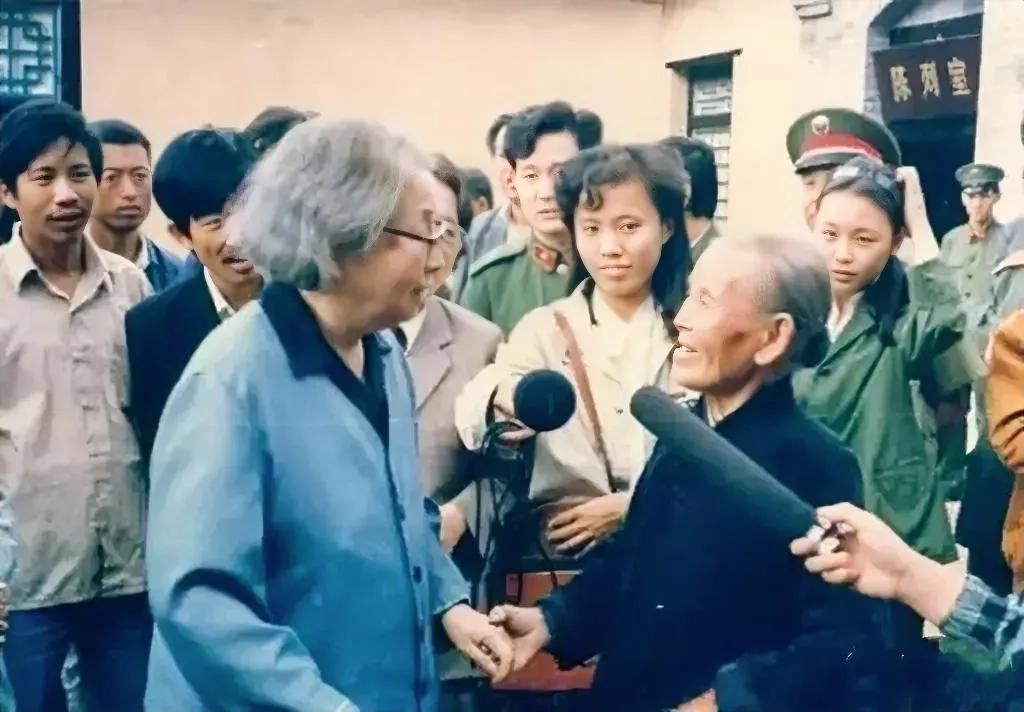 1988年，晚年的浦安修，回到曾经和彭总一起战斗的地方，遇到了当年的老朋友，留下