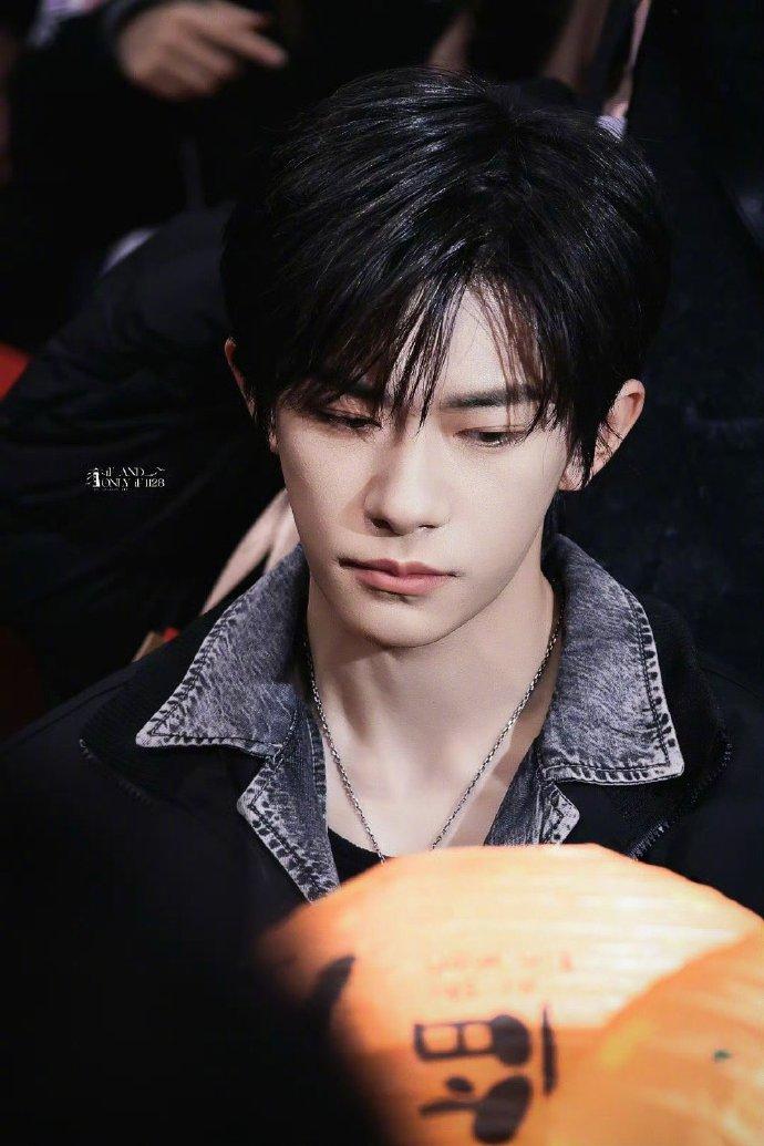 从荧幕里的严迪警官到发布会拽哥，气场直接拉满😎 TFBOYS-易烊千玺 牛仔叠