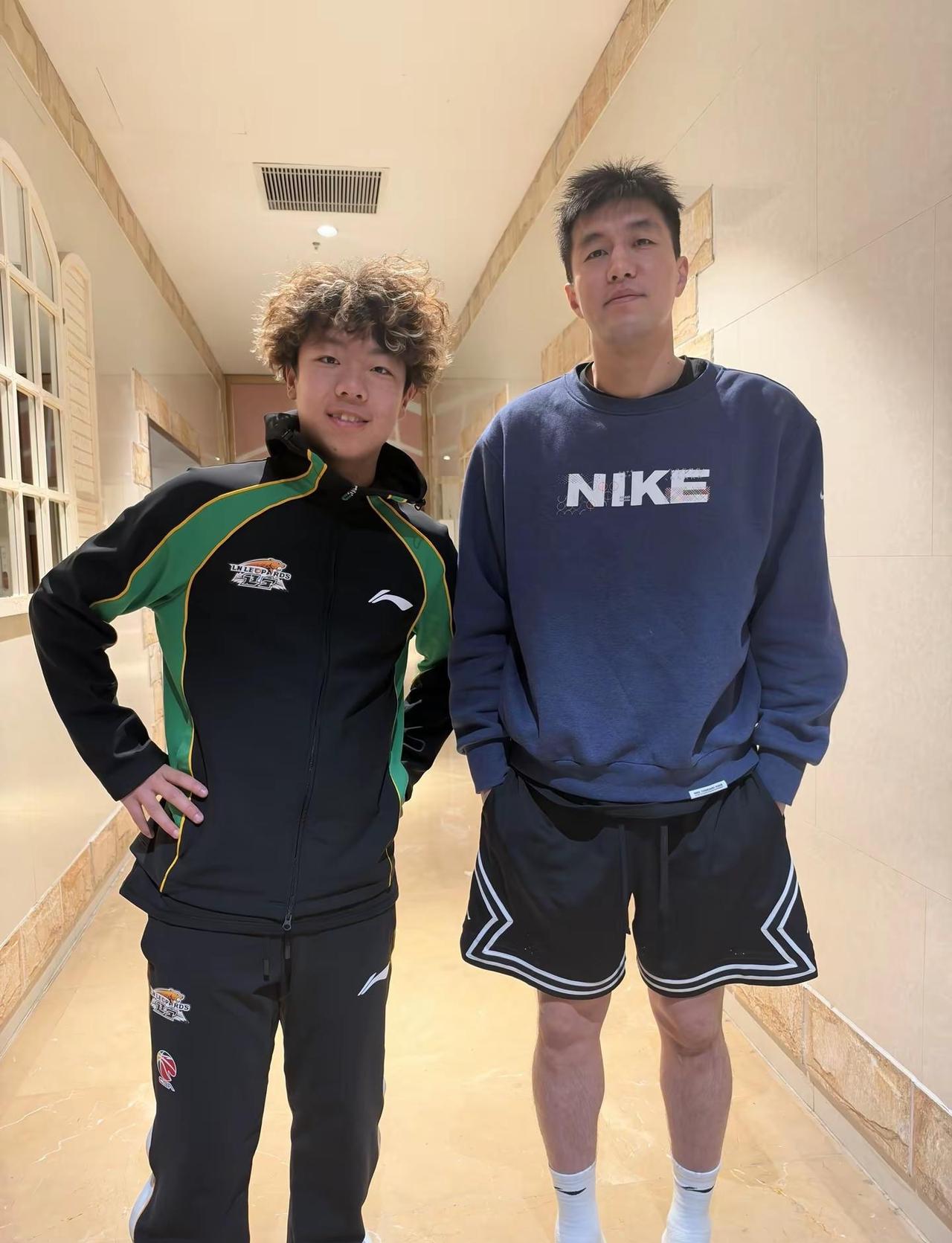 网吧偶遇郭艾伦一起打瓦呀无兄弟不篮球