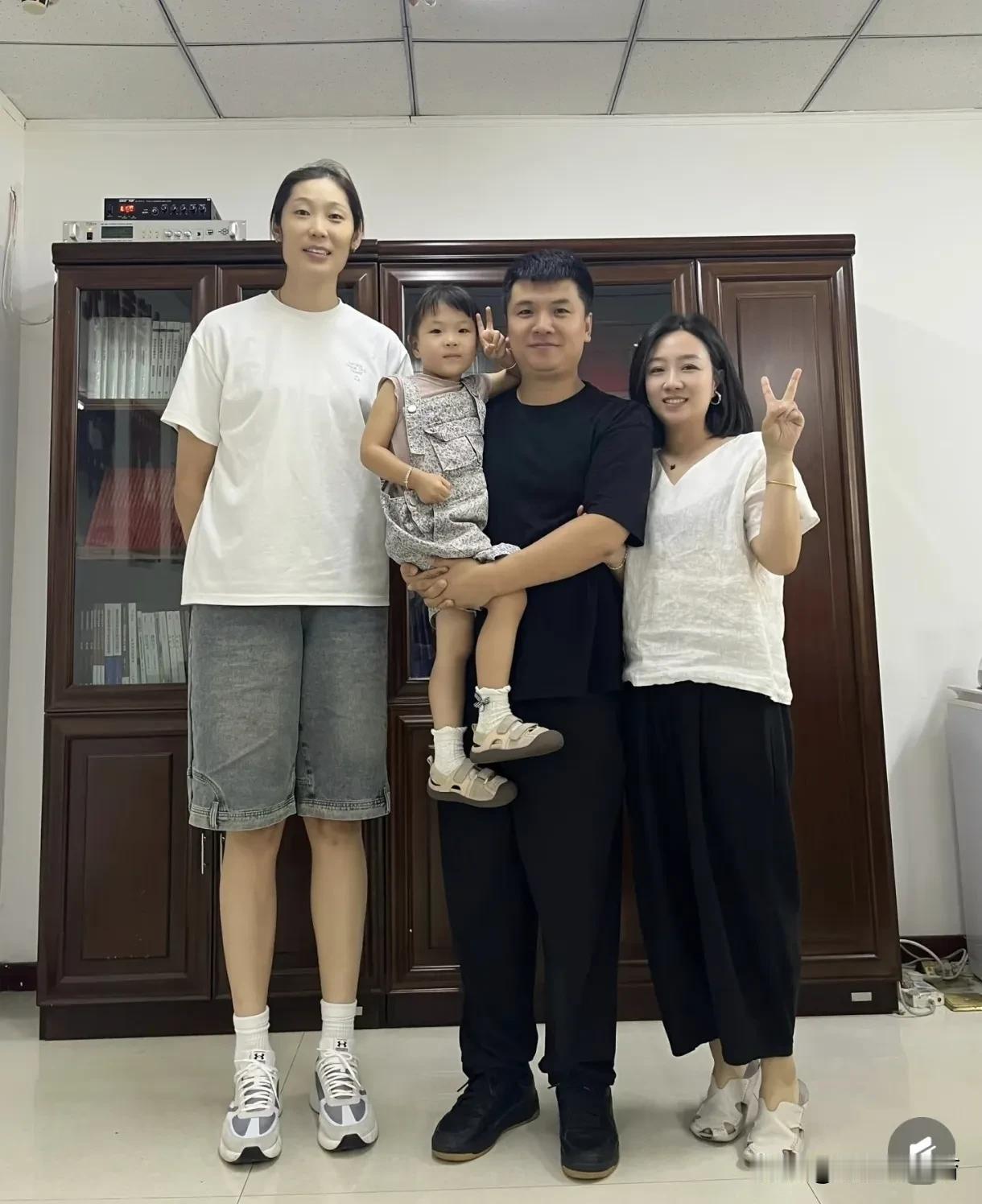 一位山西博主昨日发布全家人与朱婷的合影，“今天有幸与朱婷合影”，还表示朱婷很随和