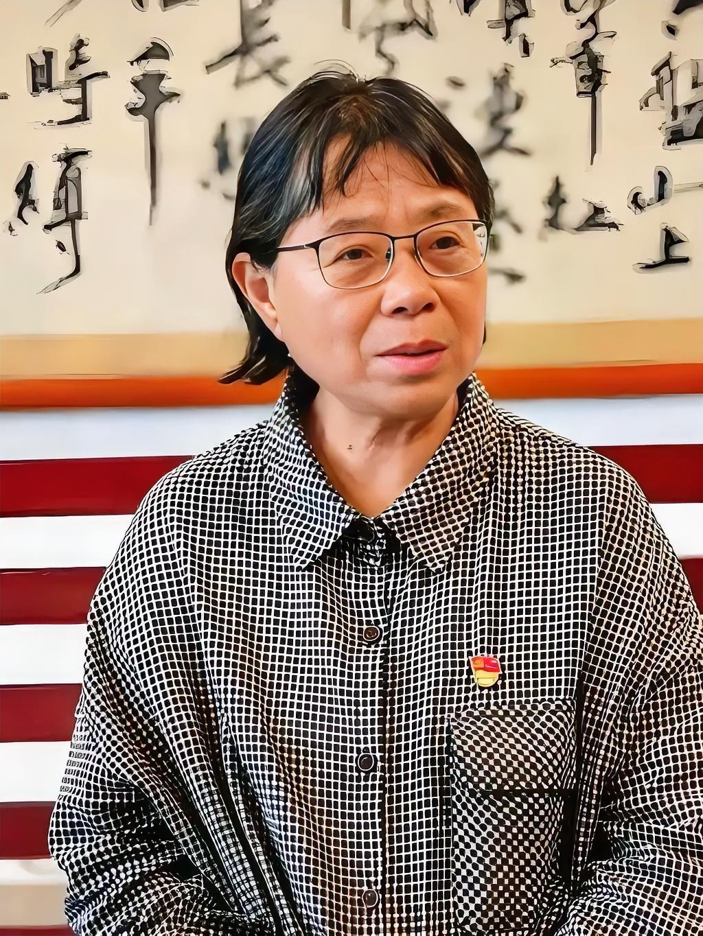 张桂梅终于能喘口气了
 
华坪女高的新教学楼落成交付，她把日常管理的担子，交到了