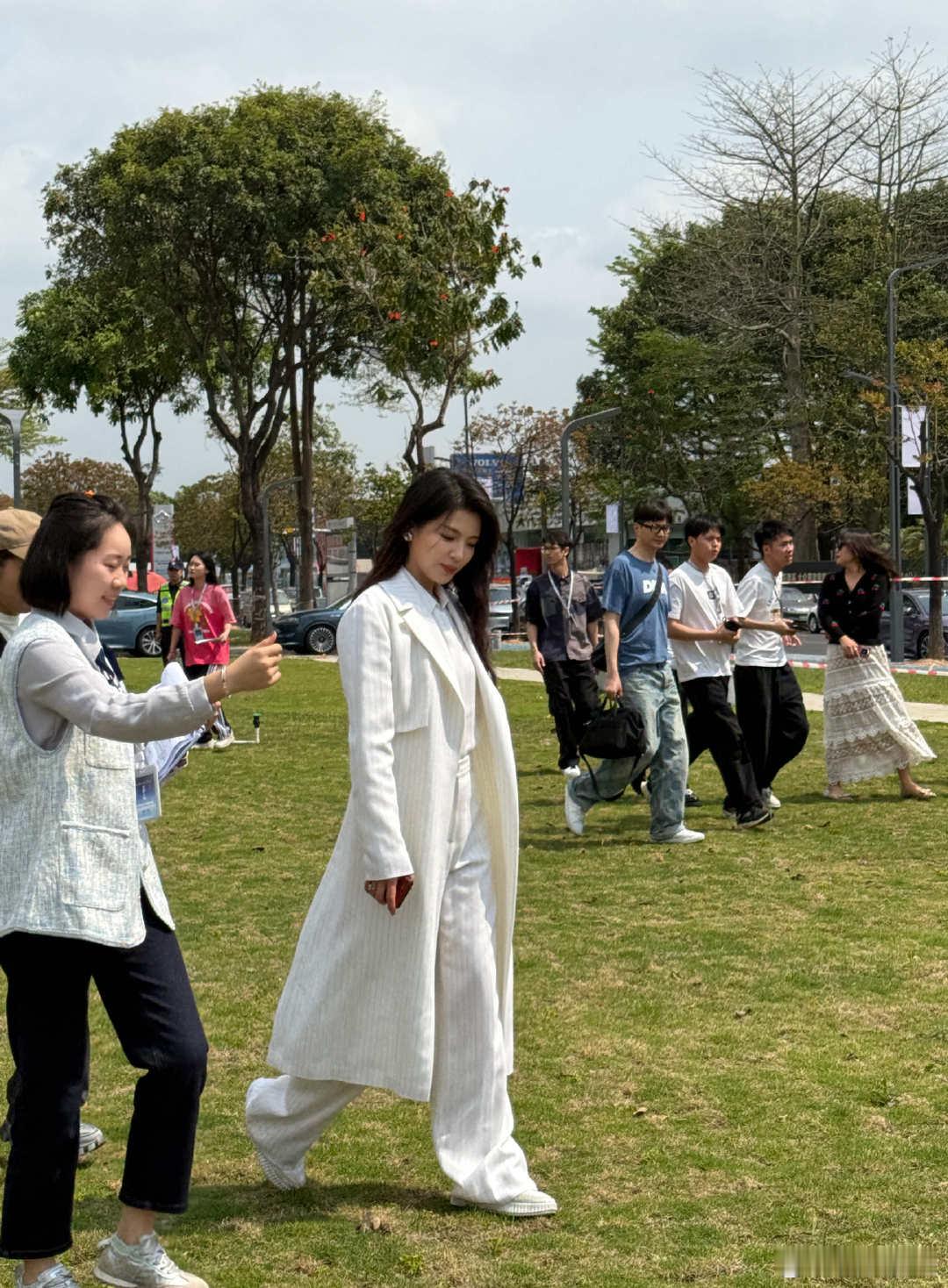路人视角下的刘涛刘涛的气质好出众真正的“生图杀手”！网友随手拍刘涛，无修无P直接