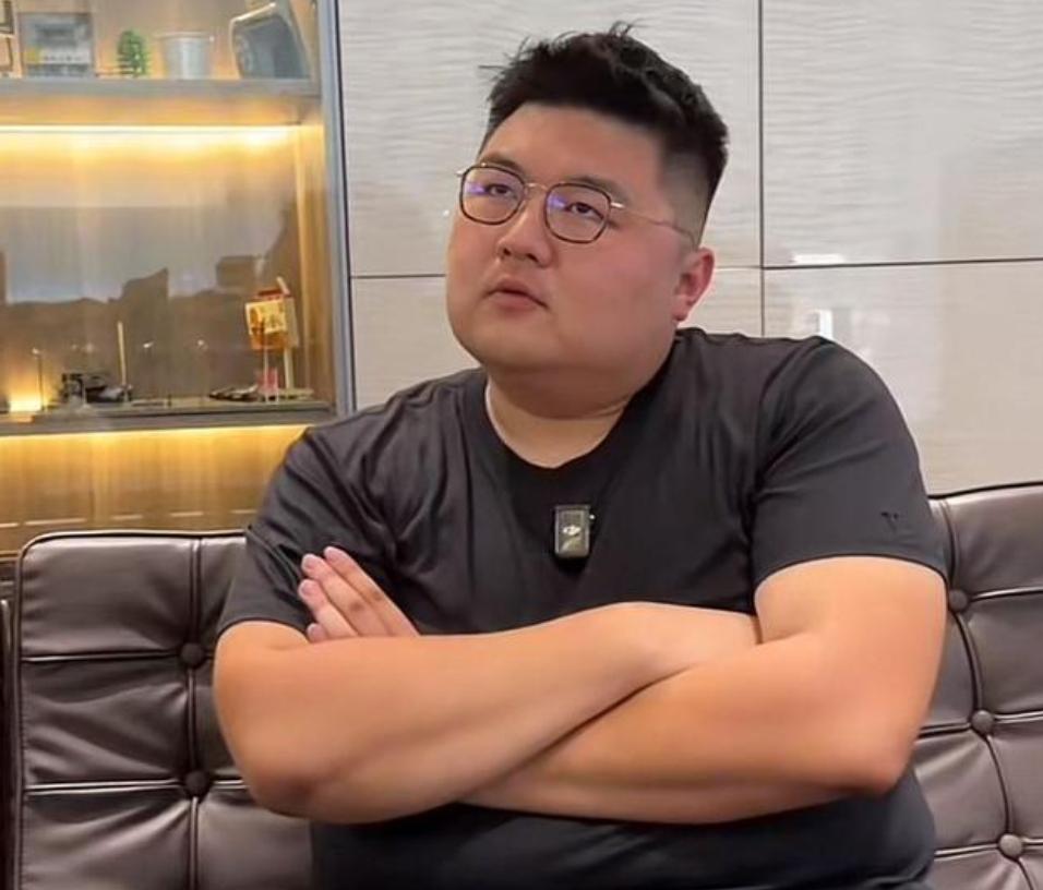 曝网红“猴哥”新恋情！轻抚对方背部，颜值身材不输前妻何钰欣
娱乐