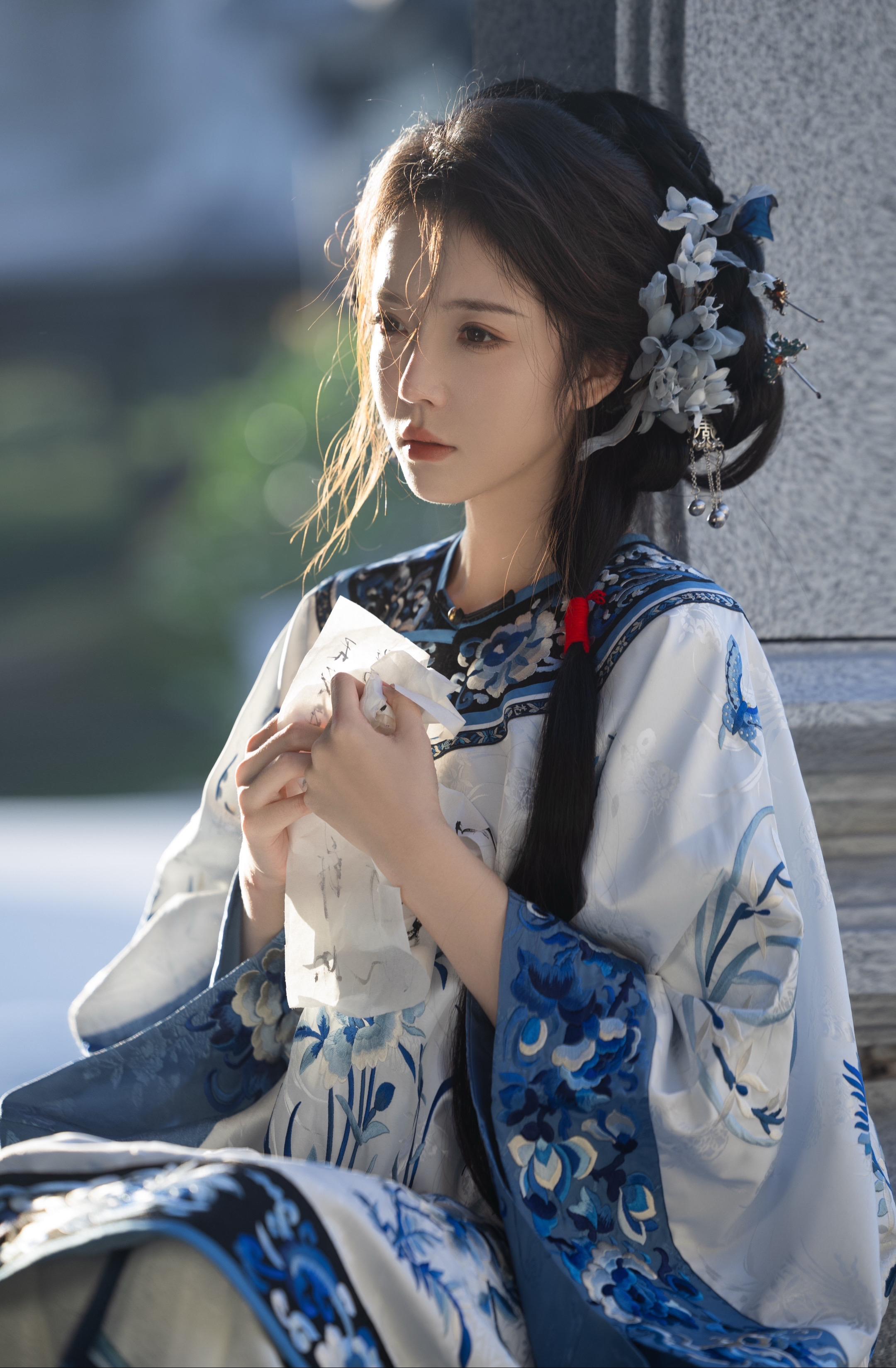 “她站在阳光下，却又活在黑暗里”