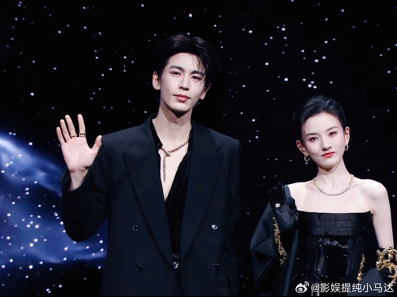 微博之夜红毯我宣布微博之夜又出神图了！随手一截就是神图好不好！张凌赫和宋祖儿到底