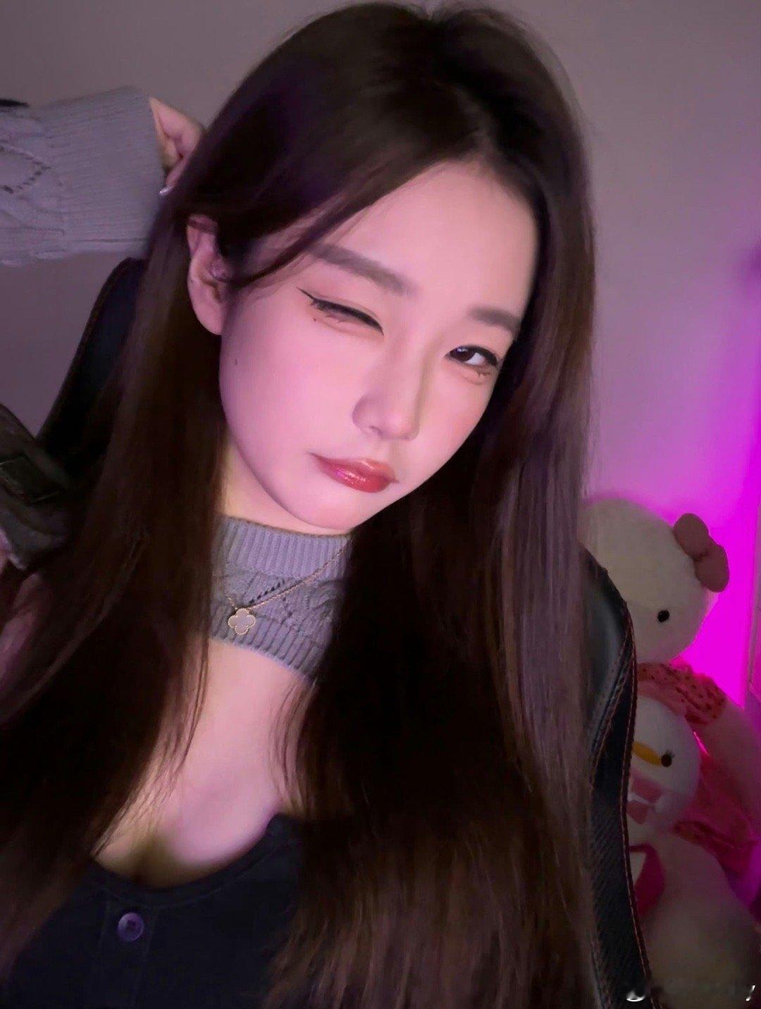 富有且慷慨！Kitty还是懂xdm爱看什么啊[舔屏][舔屏]好大的眼睛！前LPL
