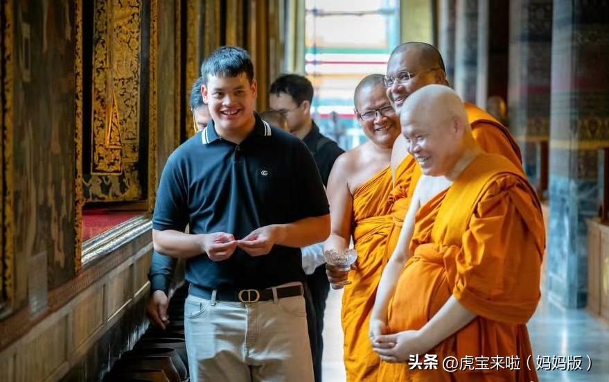 提帮功王子的单独公务来了，在曼谷参观皇家寺院！大家的关注点都是王子的眼神清澈，其